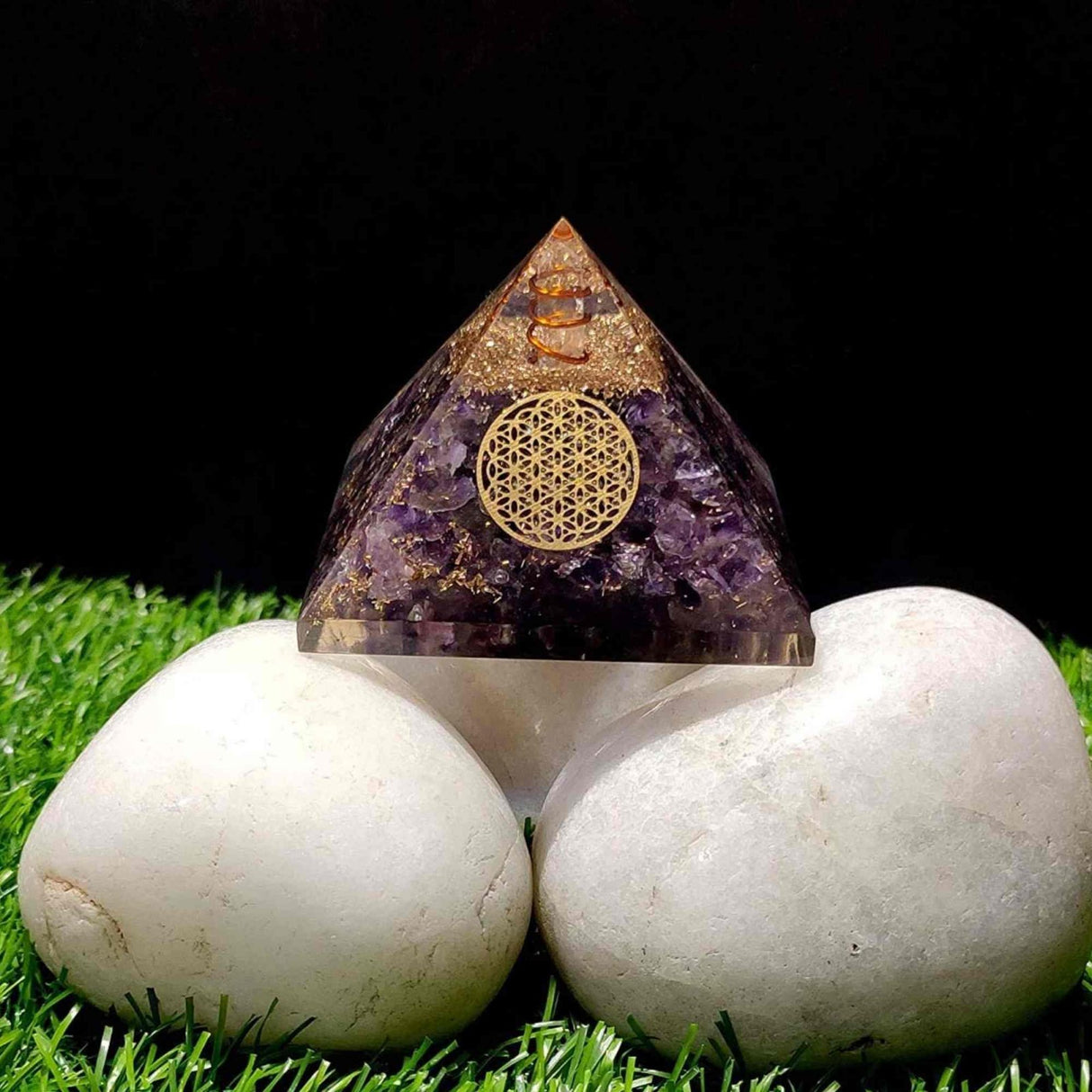 Piramida Orgonica cu cristal Ametist si simbolul floarea vietii 8 cm – Pentru energie, vindecarea reiki, echilibrarea chakrelor