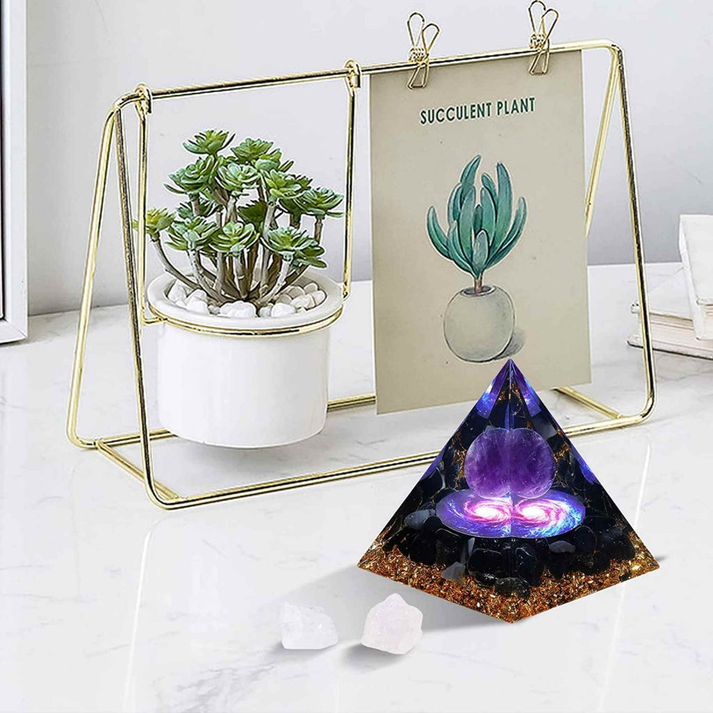 Piramida Orgonica cu cristale vindecatoare de Ametist, Obsidian, foita aurie, rasina naturala si sfera din cristal ametist 8 cm – pentru energie pozitiva si reducerea stresului