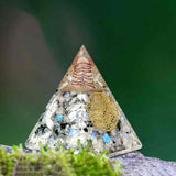 Piramida Orgonica cu Piatra lunii curcubeu si simbolul floarea vietii 8 cm – incurajeaza speranta, sensibilitatea, intuitia si abilitatile psihice