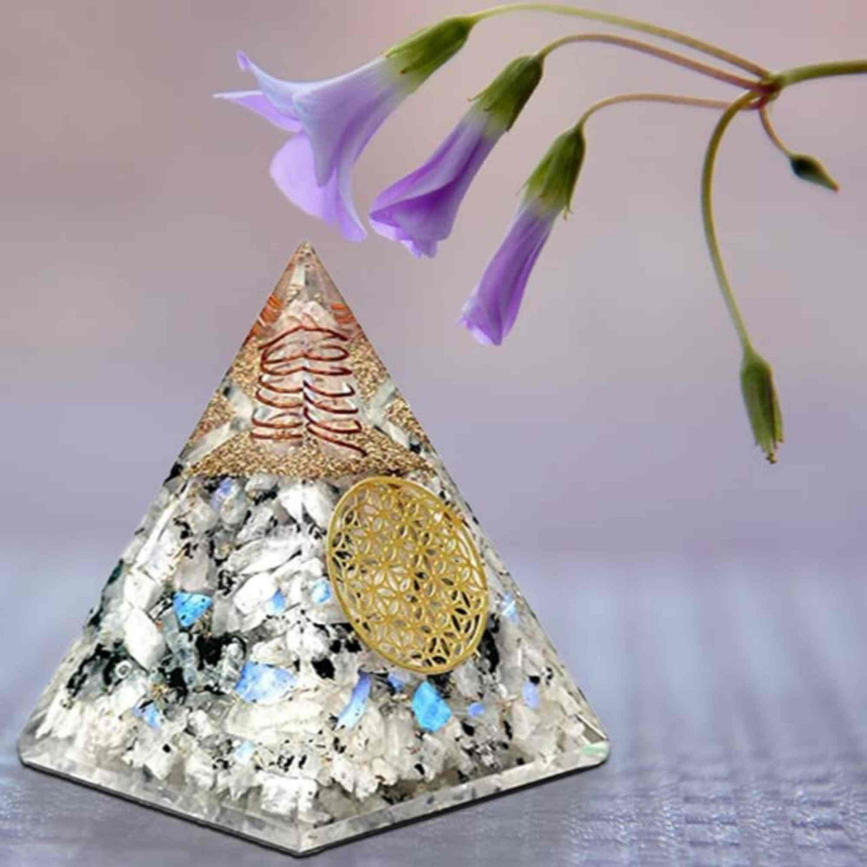 Piramida Orgonica cu Piatra lunii curcubeu si simbolul floarea vietii 8 cm – incurajeaza speranta, sensibilitatea, intuitia si abilitatile psihice