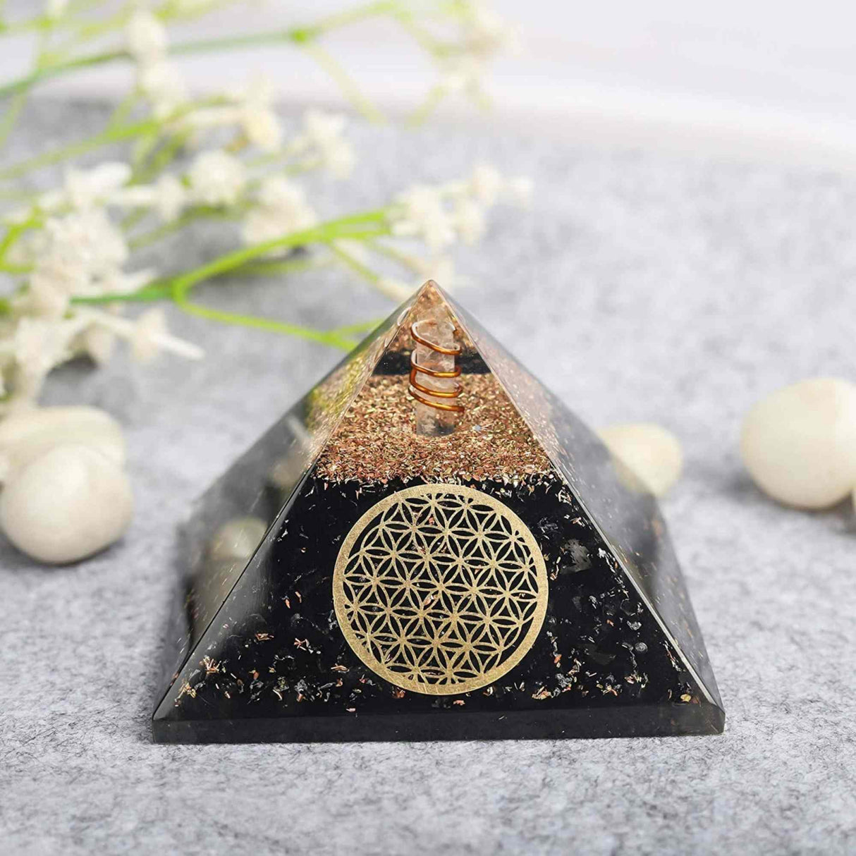 Piramida Orgonica cu Turmalina neagra si simbolul floarea vietii 8 cm – pentru meditatie si trezirea spiritualitatii si a abilitatilor interioare