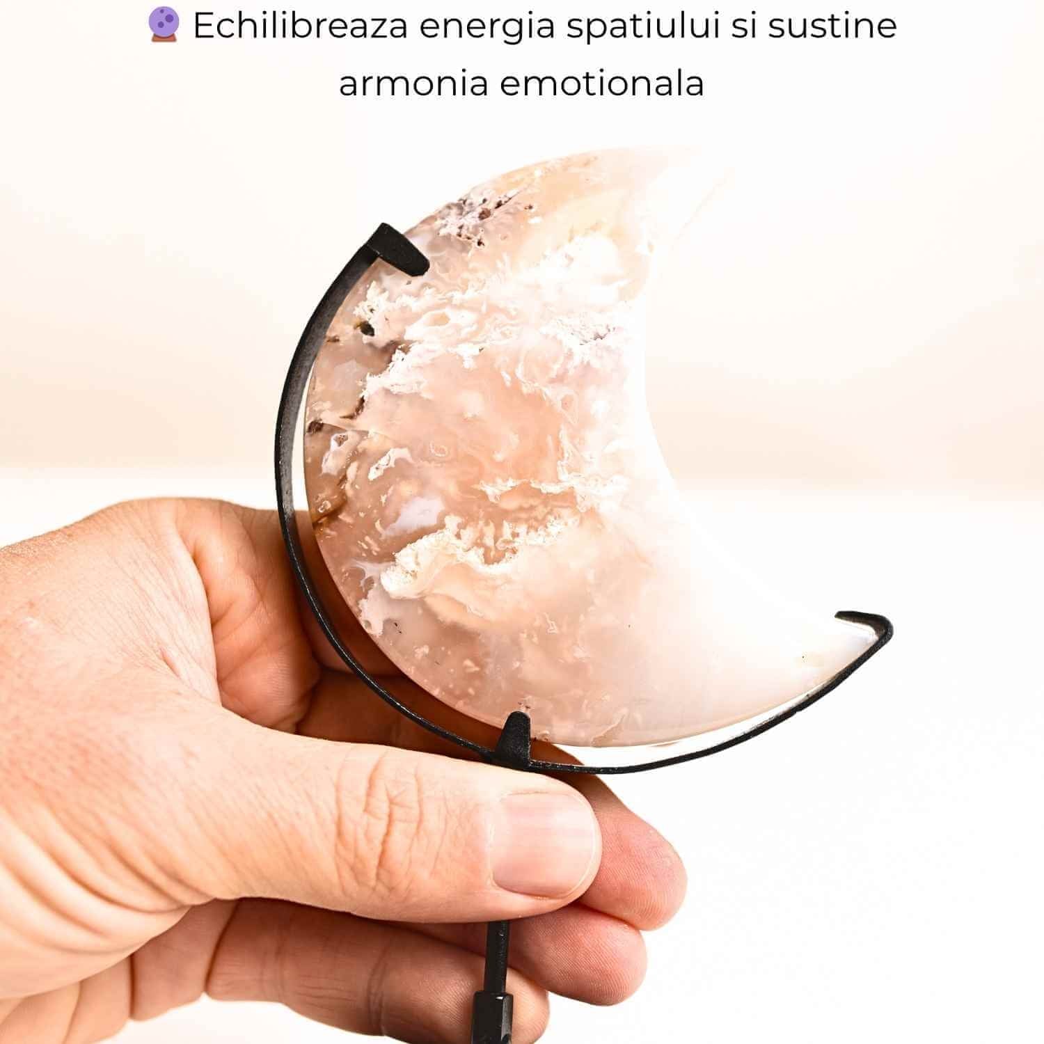 Semiluna din Plum Agat – Sculptata manual, armonie interioara si blandete