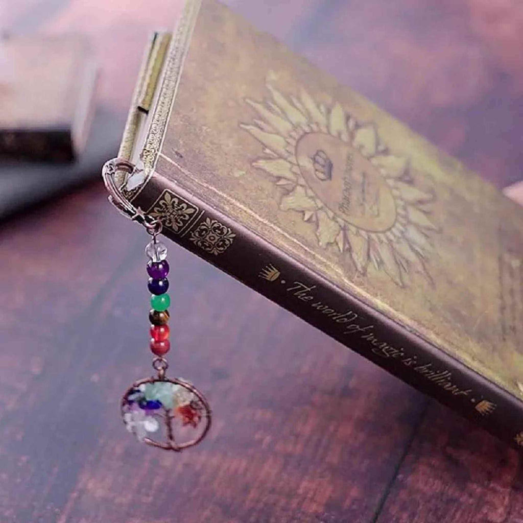  Semn de Carte cu Arborele Vietii si Cele 7 Chakre, Decorat cu Pietricele de Ametist - Un Cadou Spiritual Inedit