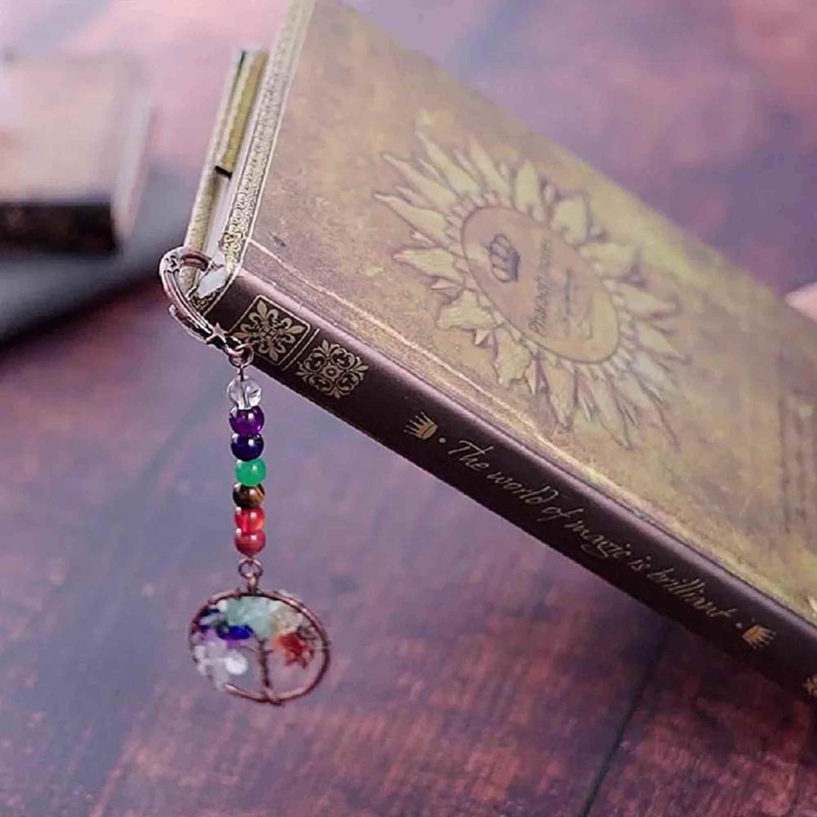  Semn de Carte cu Arborele Vietii si Cele 7 Chakre, Decorat cu Pietricele de Ametist - Un Cadou Spiritual Inedit