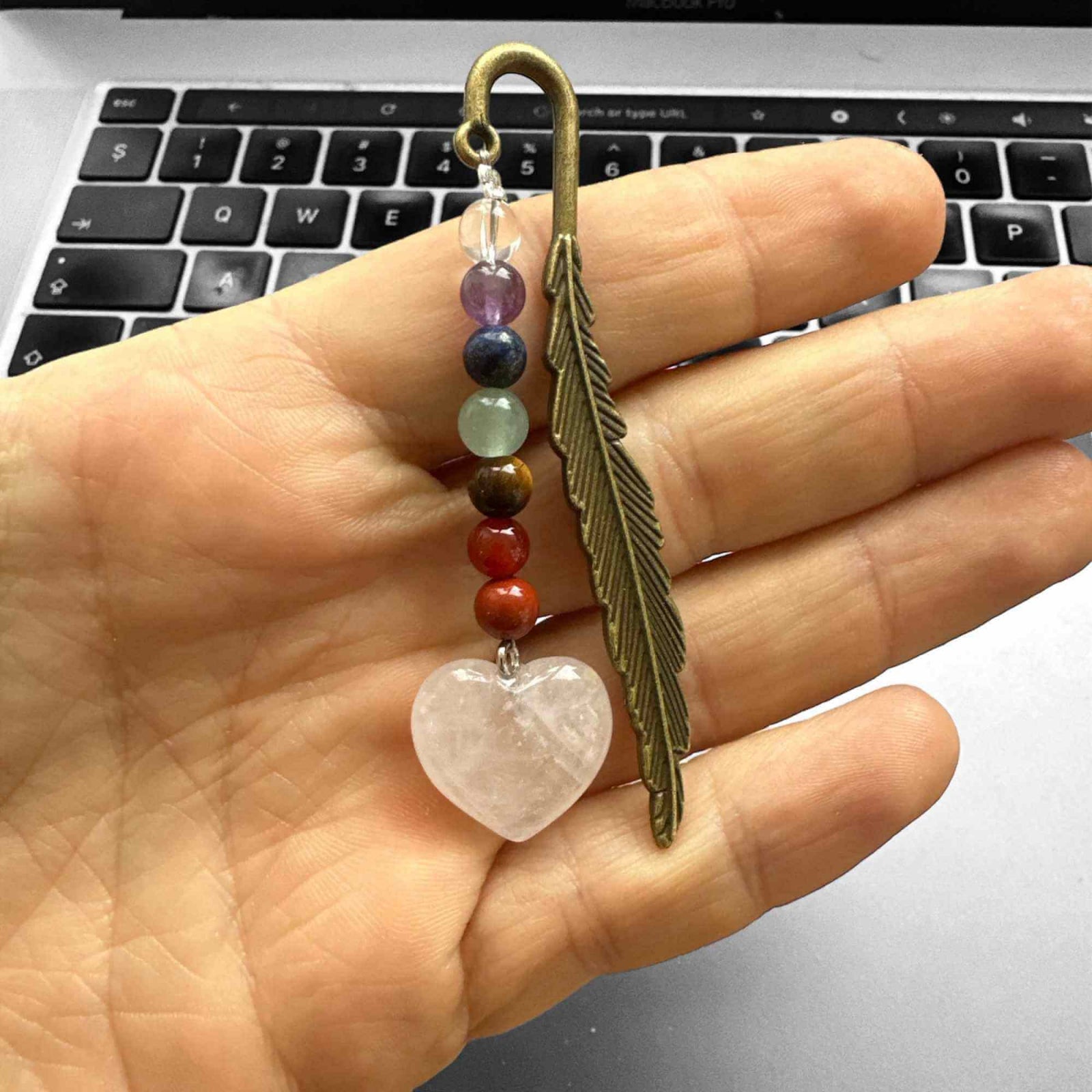 Semn de Carte Energetic cu Cele 7 Chakre si Inimioara din Cuart Roz - Cadoul Spiritual Ideal pentru Iubitorii de Carti