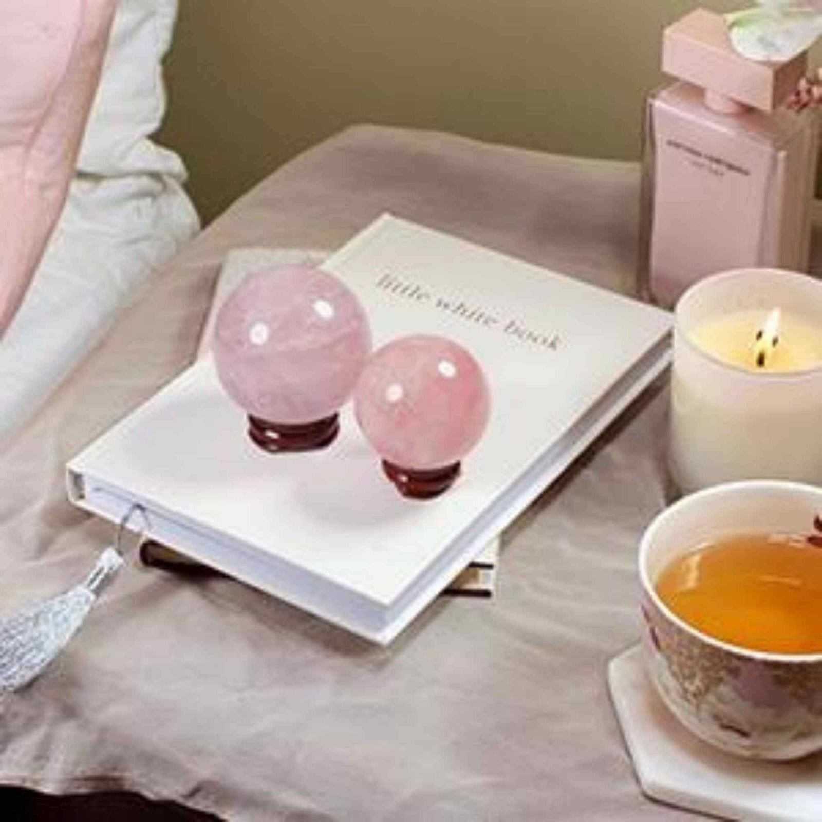 Sfera din Cuart Roz 25-30 mm, minge de cristal decorativa, cu suport de lemn - Pentru decor, meditație, vindecare