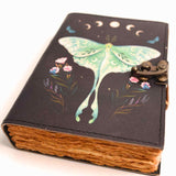 Jurnal din piele naturala cu incuietoare epoca, fazele lunii si fluture – Magie si creativitate