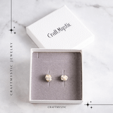 Cercei argintii cu piatra Howlita – Minimalism cu energie linistitoare