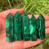 Turn din cristal natural Malachit 6-7 cm: Energie purificatoare si transformarea vietii tale