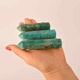 Turn din cristal natural Amazonit 9-10 cm: Armonie, echilibru si protectie intr-o singura piatra semipretioasa