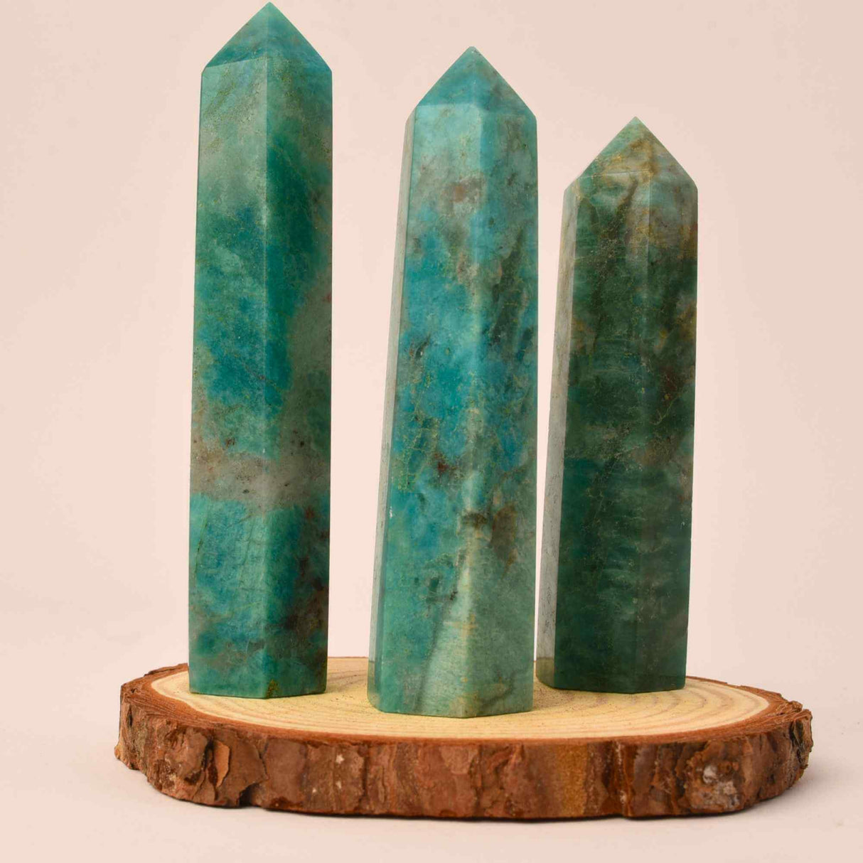 Turn din cristal natural Amazonit 9-10 cm: Armonie, echilibru si protectie intr-o singura piatra semipretioasa