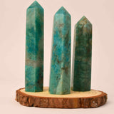 Turn din cristal natural Amazonit 9-10 cm: Armonie, echilibru si protectie intr-o singura piatra semipretioasa